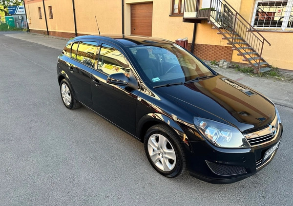 Opel Astra cena 16900 przebieg: 138000, rok produkcji 2010 z Brzozów małe 301